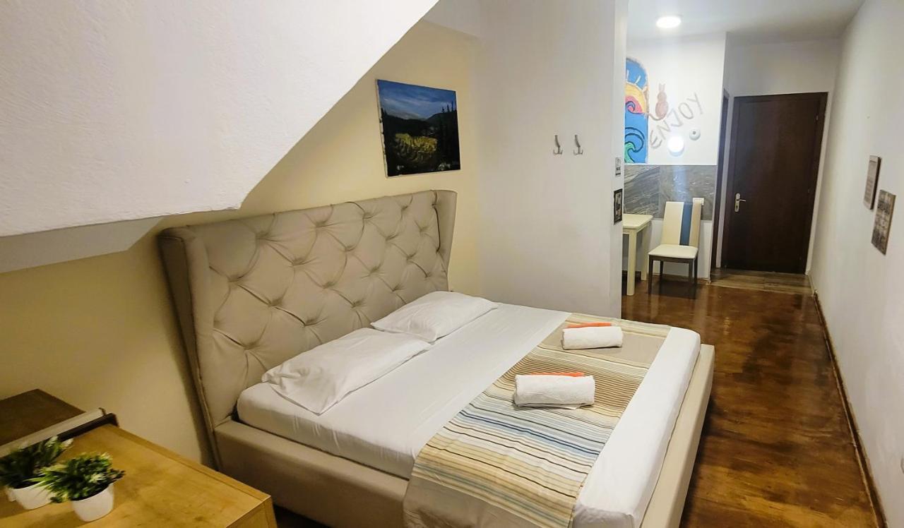 Studenti Studio's * Tirana